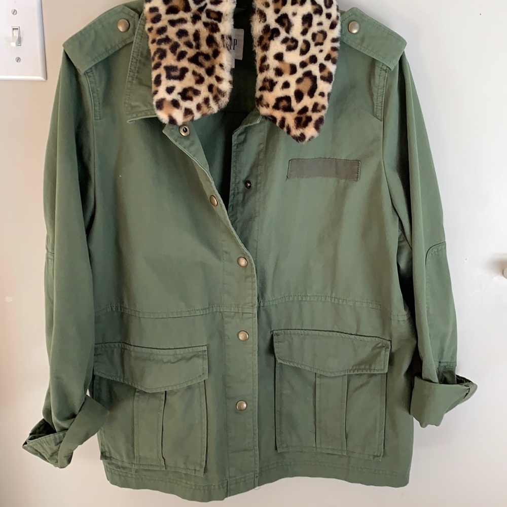 Gap green army style jacket  has faux leopard removable collar